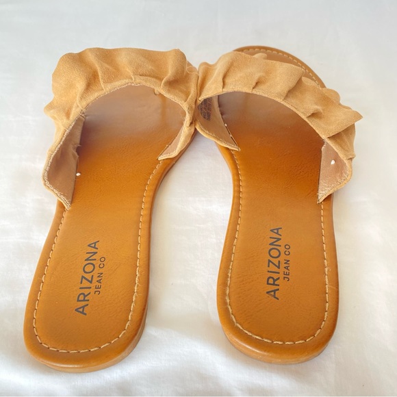 Arizona Jean company, size 9m, Arizona Jean Co decorative flip-flop in tan. - Picture 6 of 7